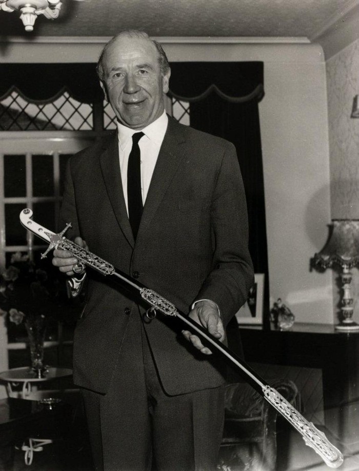 Matt Busby với chiếc kiếm danh dự do Hoàng gia Anh ban tặng năm 1964.